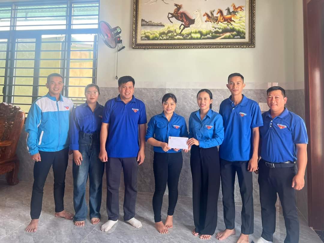 Huyện đoàn trao vốn hỗ trợ khởi nghiệp cho thanh niên